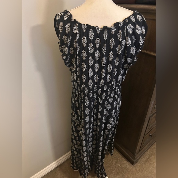 Old Navy Elegant Black and White Leaf Print Dress - Picture 5 of 6